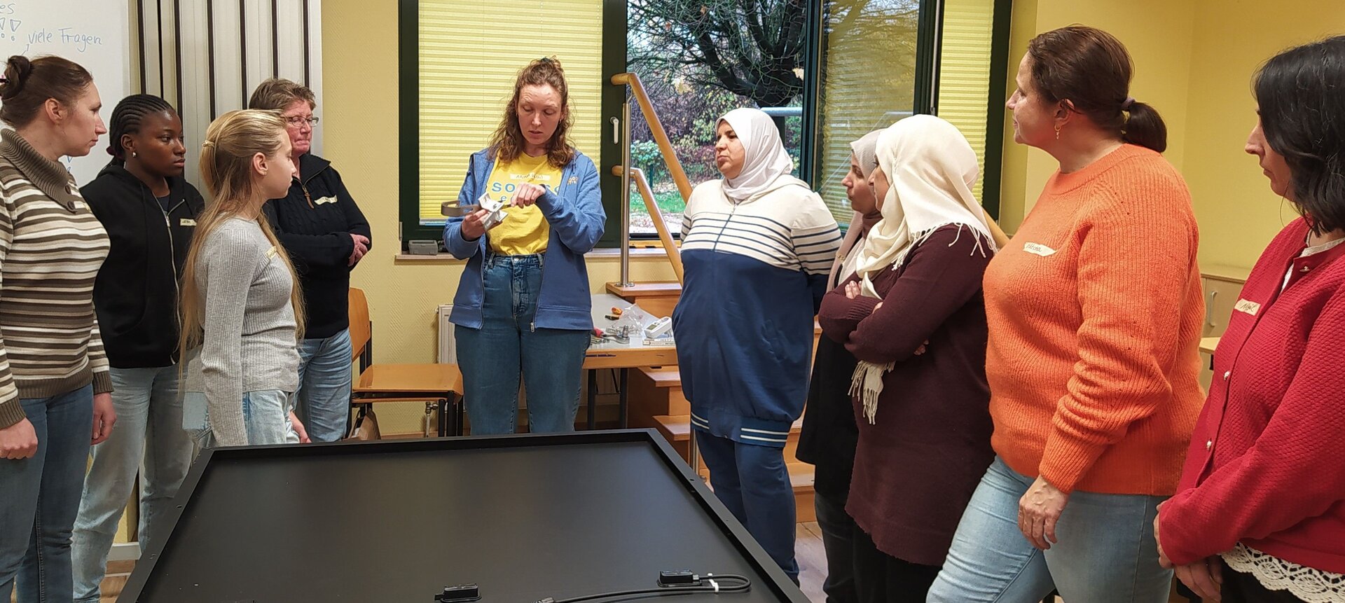 Bild zeigt FLINTA bei einem Workshop zu Balkonkraftwerken.