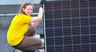 Foto zeigt eine Frau mit einem Balkonmodul