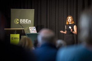 Bild zeigt Kiara Groneweg (WECF) bei ihrer Keynote