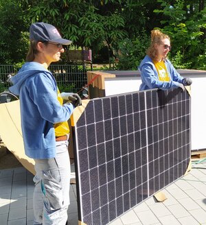 Foto zeigt zwei Frauen* mit einem Balkonmodul