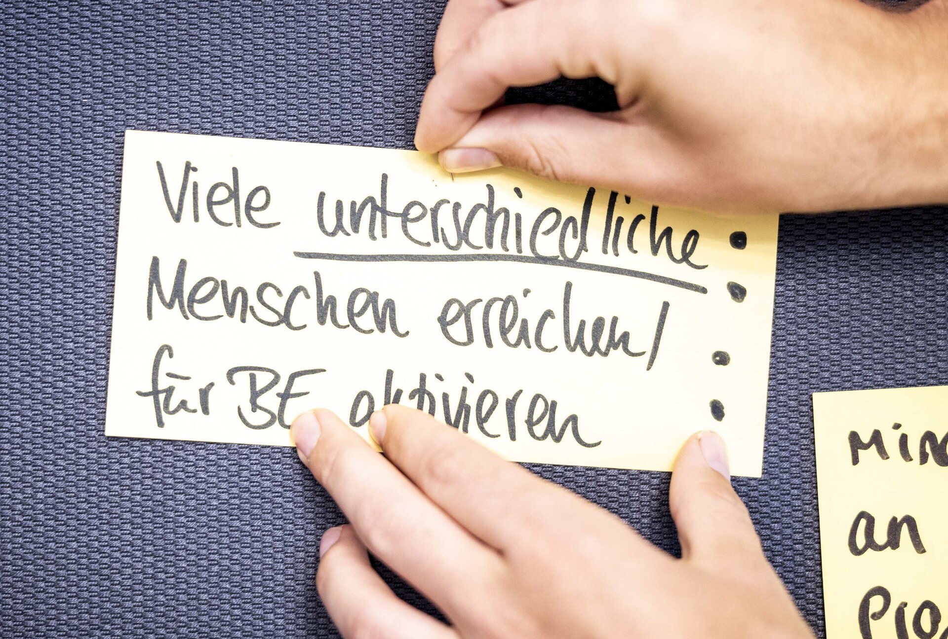 Bild zeigt die Aufschrift: Viele unterschiedliche Menschen erreichen/für BE aktivieren