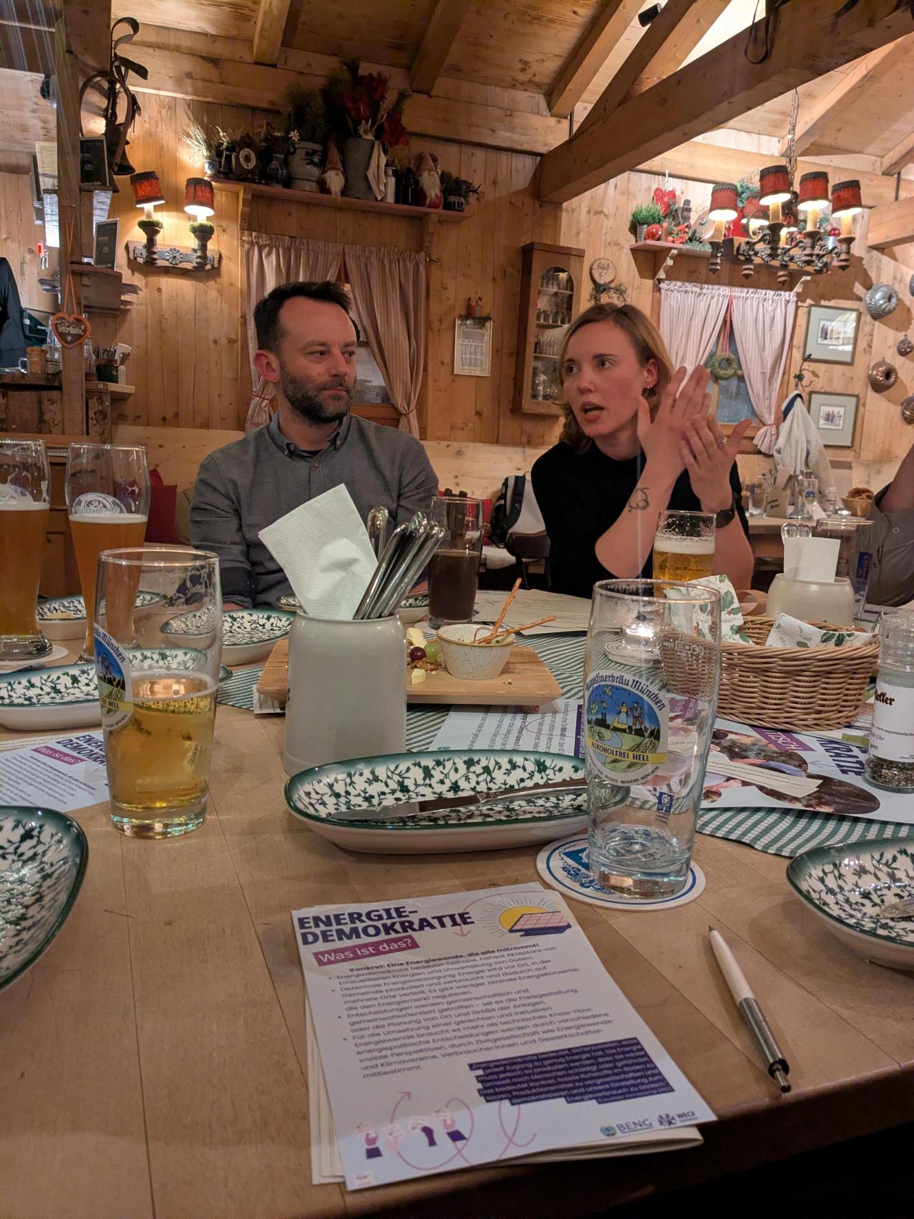 Bild zeigt zwei Menschen beim Stammtisch der BENG eG